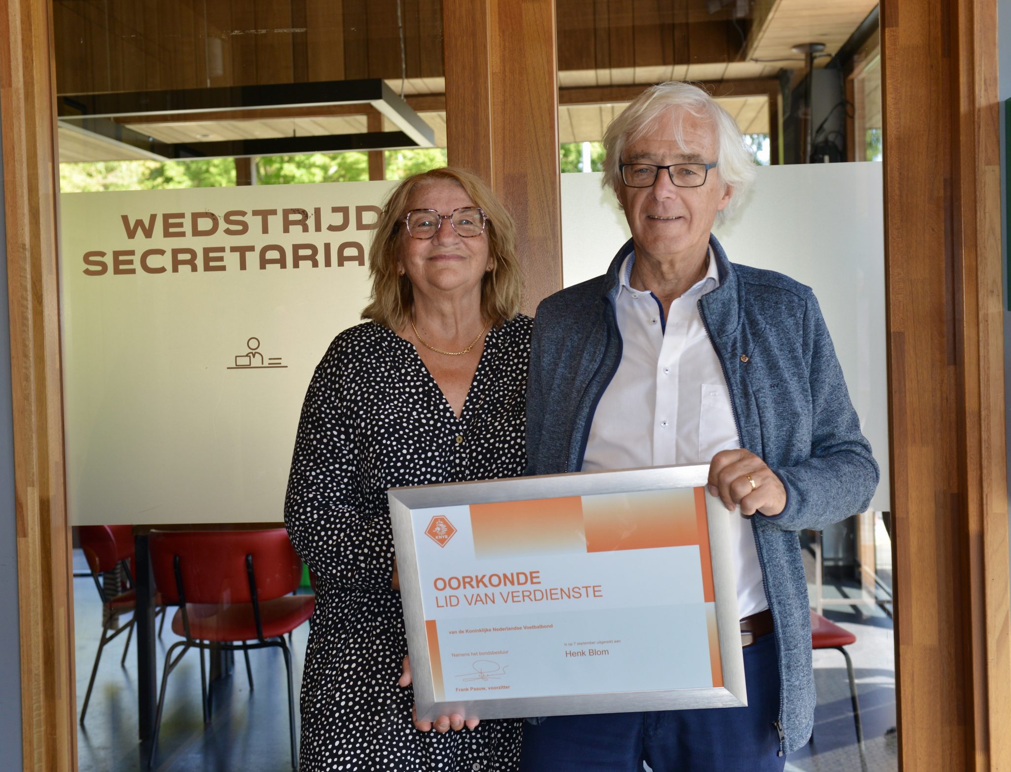 Supervrijwilligers Henk en Christa Blom 'geridderd' tot Lid van Verdienste KNVB